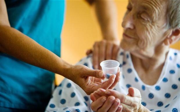 دار للمسنين تنظم زيارات آمنة من السيارة