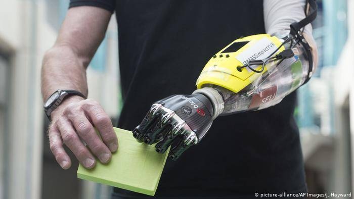 ذراع اصطناعية تتحرك باستخدام العقل عبر المعادلات الخوارزمية