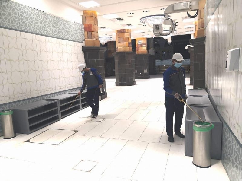 على مدار الساعة وبتقنية " تك الأوزون " تجري عمليات التعقيم في المسجد الحرام