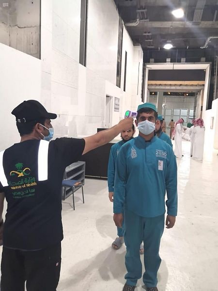 على مدار الساعة وبتقنية " تك الأوزون " تجري عمليات التعقيم في المسجد الحرام