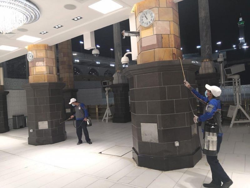 على مدار الساعة وبتقنية " تك الأوزون " تجري عمليات التعقيم في المسجد الحرام