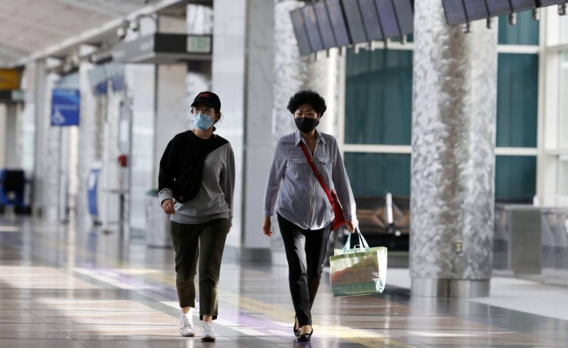 ركوب الطائرات بعد كورونا ترف .. والتباعد في المطارات من المستحيلات