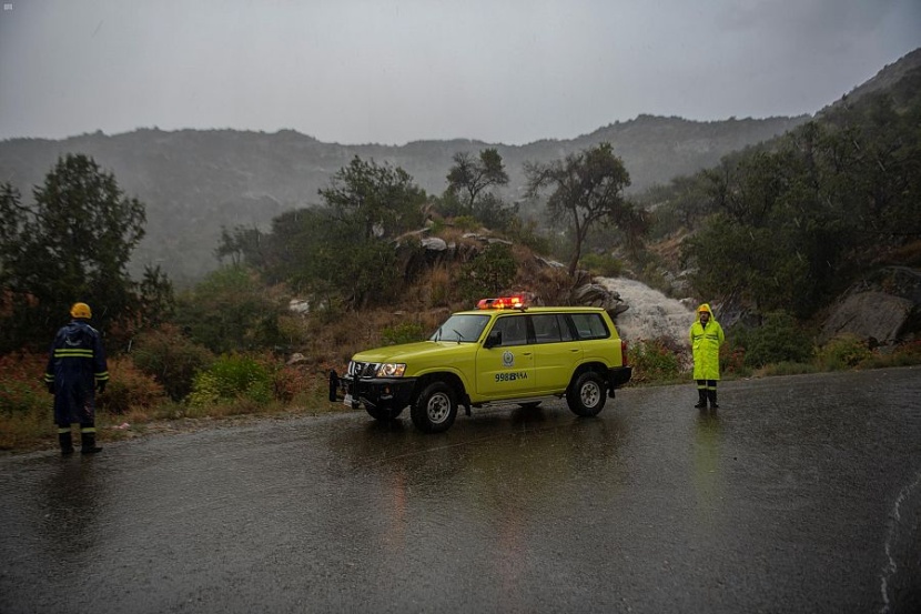 أمطار عسير تكسو المدرجات الخضراء والمتنزهات رداء أبيض