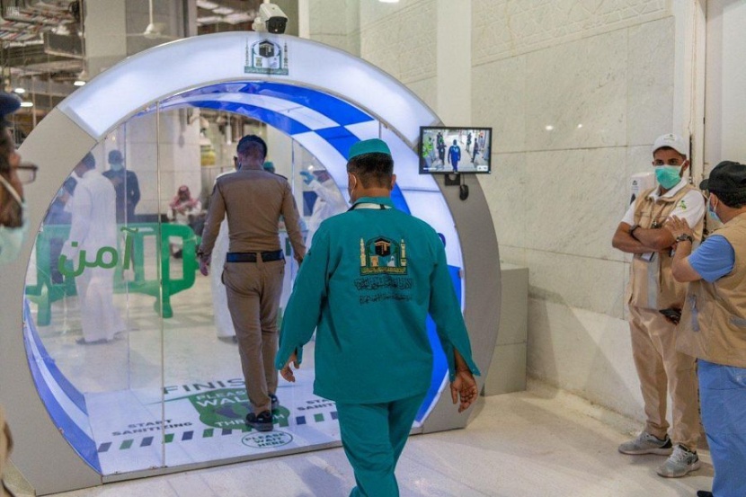 لمواجهة "كورونا" .. شؤون الحرمين تدشن بوابات التعقيم الذاتي المتطورة