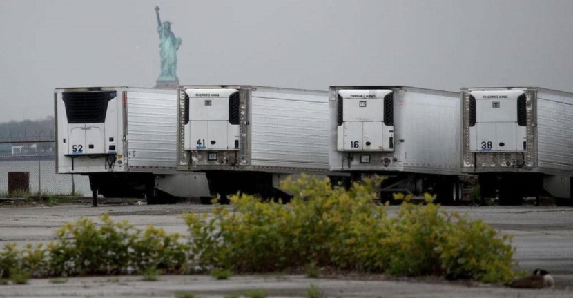  نيويورك تلجأ إلى "مشرحة الشاحنات" لتبريد الجثث 