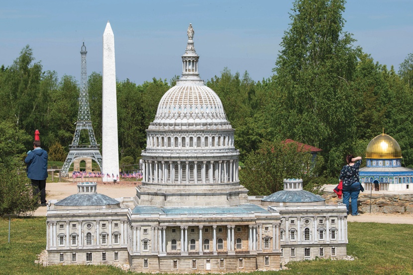 العالم الصغير