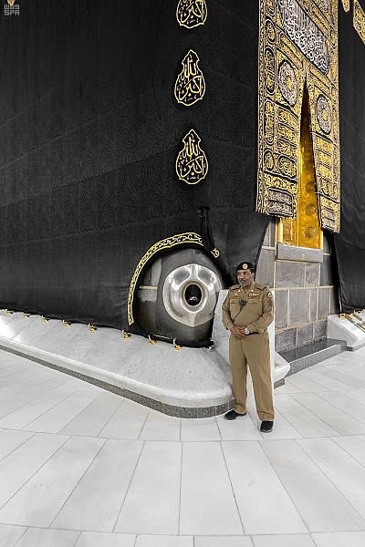 "الحجر الأسود والركن اليماني".. يحطان الخطايا ويشرع للطائفين استلامهما