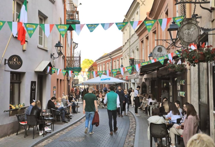 الليتوانيون في الصيف .. يسافرون دون مغادرة البلاد