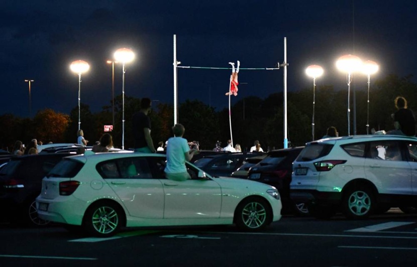 في ألمانيا .. سينما سيارات تستضيف مسابقة للقفز بالزانة