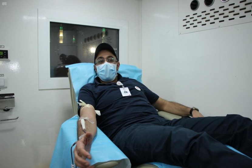 بجوار مسجد رسول الله .. الهلال الأحمر يدشن حملة للتبرع بالدم