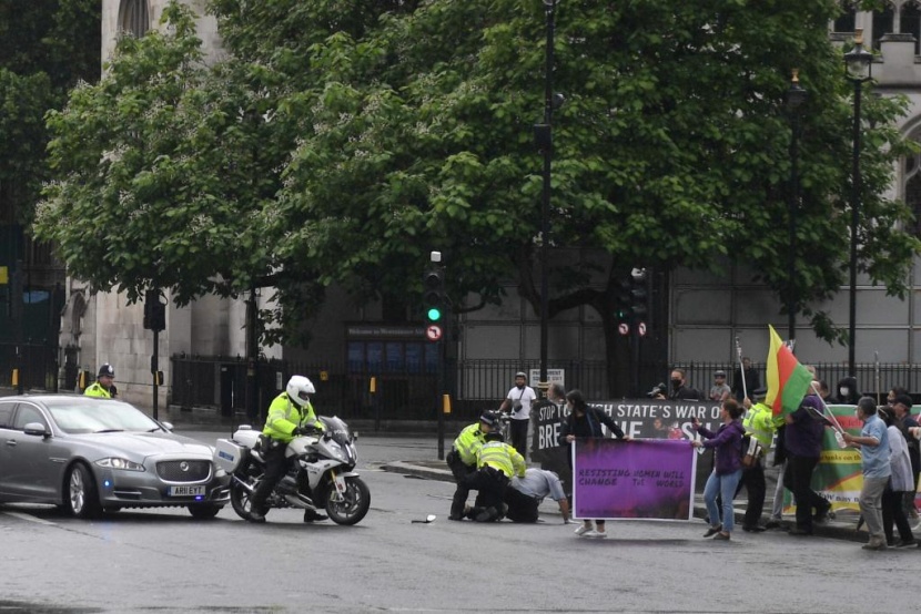 سيارة أمن تصدم سيارة رئيس الوزراء البريطاني بوريس جونسون