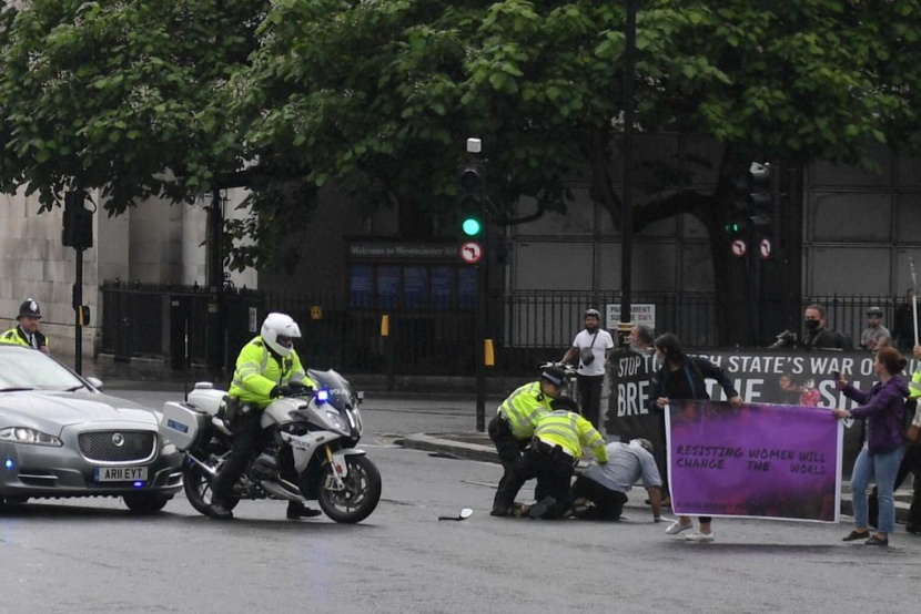 سيارة أمن تصدم سيارة رئيس الوزراء البريطاني بوريس جونسون