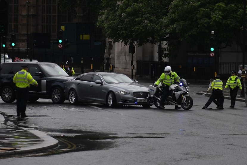 سيارة أمن تصدم سيارة رئيس الوزراء البريطاني بوريس جونسون