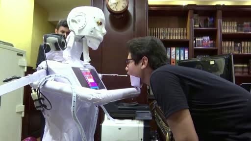 إنسان آلي يعمل عن بعد لفحص مرضى كوفيد 19 في مصر