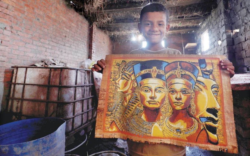 بعد توقف السياحة .. قرية مصرية تكافح للحفاظ على صناعة ورق البردي