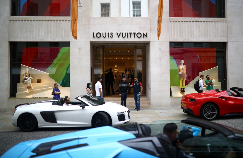 المتسوقون البريطانيون يشرعون في الإنفاق مجددا واقتراض الحكومة يبلغ مستوى قياسيا