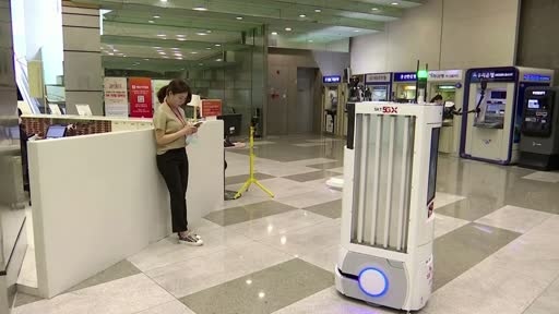 روبوتات في كوريا الجنوبية تنصح الناس بالتباعد الاجتماعي ووضع الكمامات