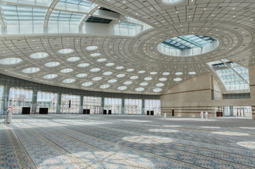   مسجد جامعة تبوك امتزج بجمالية العمارة الحديثة وفق هندسة إنشائية عبارة عن قبة كبيرة بلا أعمدة  