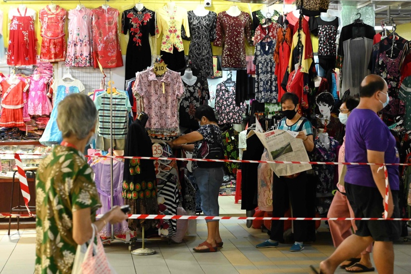  سنغافورة تعيد افتتاح معظم الأنشطة التجارية مع تخفيف إجراءات مكافحة فيروس كورونا 