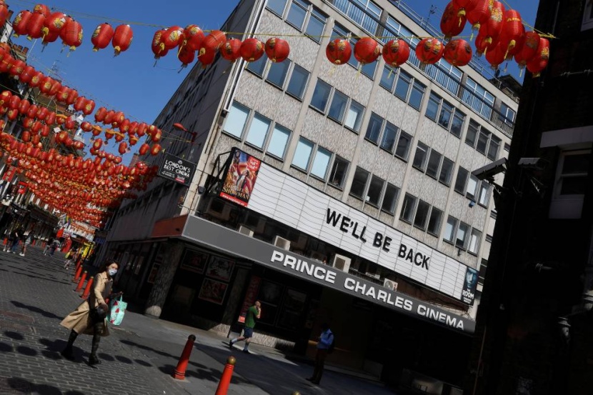 دور السينما البريطانية تعود مع تخفيف قيود التباعد
