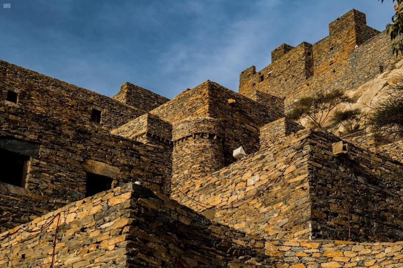 58 قصرا تراثيا شيدت من الحجارة المسقوفة بأشجار العرعر في قرية ذي عين التراثية 