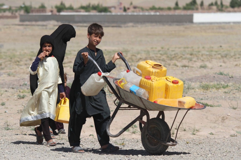  أطفال في ضواحي هرات الأفغانية خلال رحلة جلب المياه لأسرهم. 