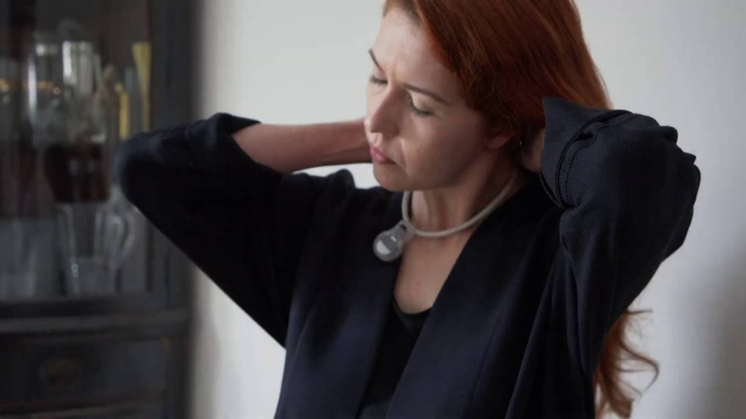 قلادة من «ناسا» تنبه الإنسان إلى عدم لمس وجهه