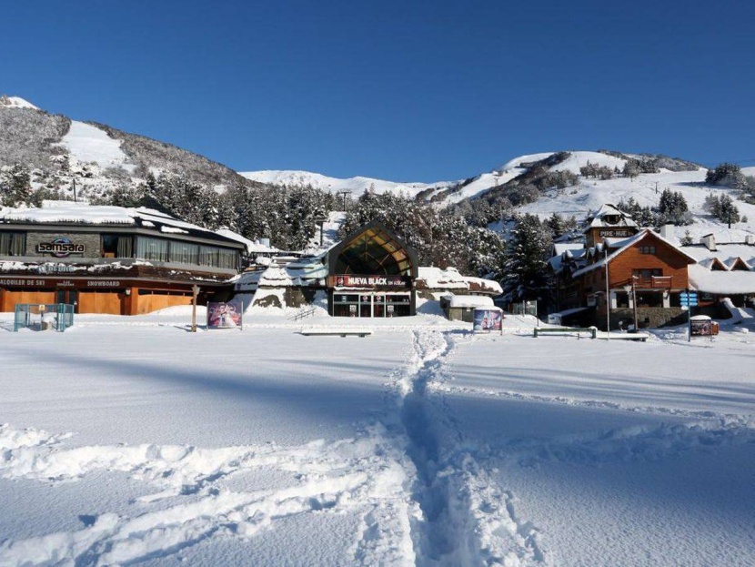 كورونا يشل منتجعا أرجنتينيا شهيرا .. حضرت الثلوج وغاب المتزلجون