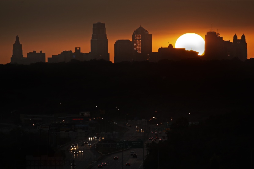 لحظة غروب الشمس اليوم في مدينة  كانساس سيتي الأمريكية