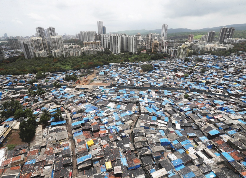 صورة جوية لأحد الأحياء العشوائية في بومباي حيث جاءت الهند رابعا في عدد الإصابات بكورونا