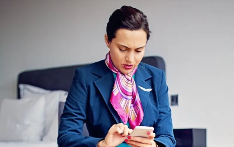 لتجنب آلام الرقبة .. أثناء استخدام الهاتف انظر إلى أسفل دون خفض الرأس