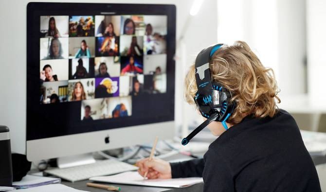 التباعد الاجتماعي يقفز بإيرادات «زووم» 169 %