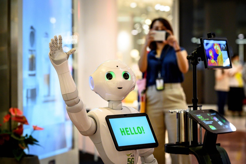 "روبوت" على شكل كلب يساعد على تعقيم اليدين في تايلاند