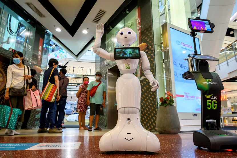 "روبوت" على شكل كلب يساعد على تعقيم اليدين في تايلاند