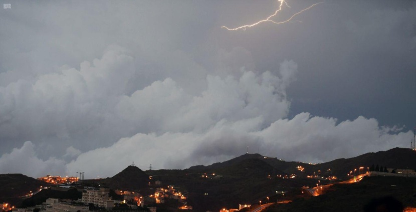 أبها الفاتنة .. سماؤها برق ولحافها ضباب