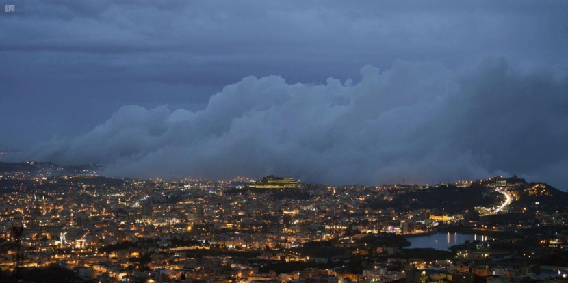 أبها الفاتنة .. سماؤها برق ولحافها ضباب