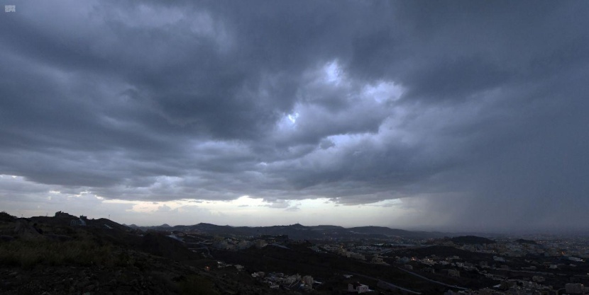 أبها الفاتنة .. سماؤها برق ولحافها ضباب