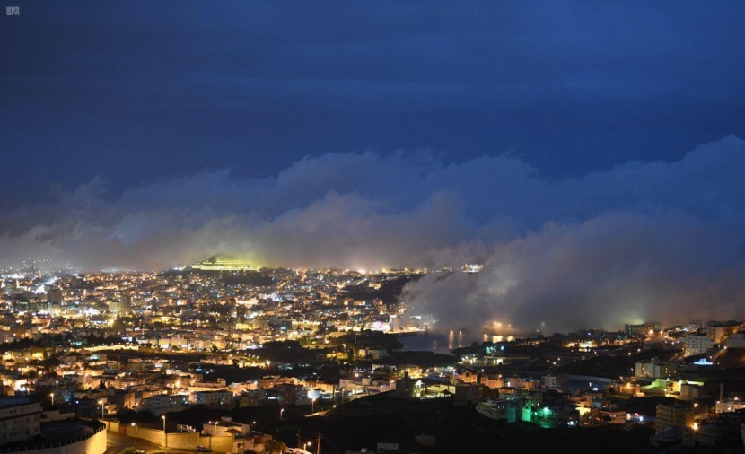 أبها الفاتنة .. سماؤها برق ولحافها ضباب