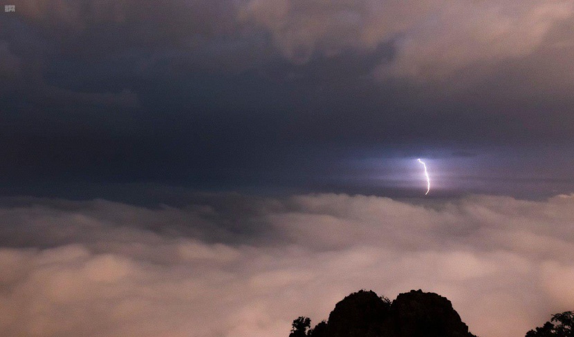 أبها الفاتنة .. سماؤها برق ولحافها ضباب