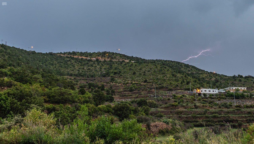 أبها الفاتنة .. سماؤها برق ولحافها ضباب