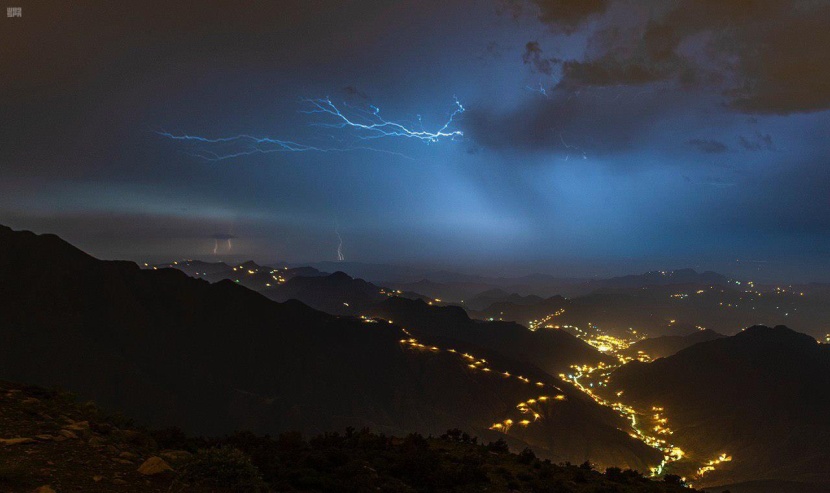 أبها الفاتنة .. سماؤها برق ولحافها ضباب