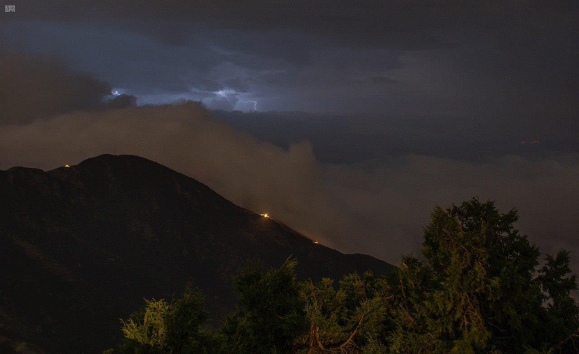 أبها الفاتنة .. سماؤها برق ولحافها ضباب