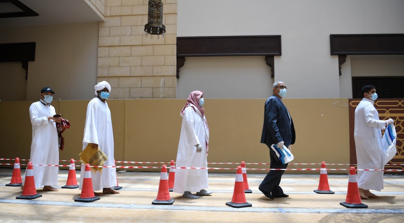 أول صلاة جمعة في الرياض بعد فتح المساجد .. عبادة والتزام بالإجراءات