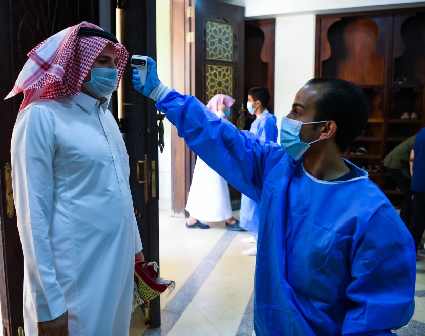 أول صلاة جمعة في الرياض بعد فتح المساجد .. عبادة والتزام بالإجراءات