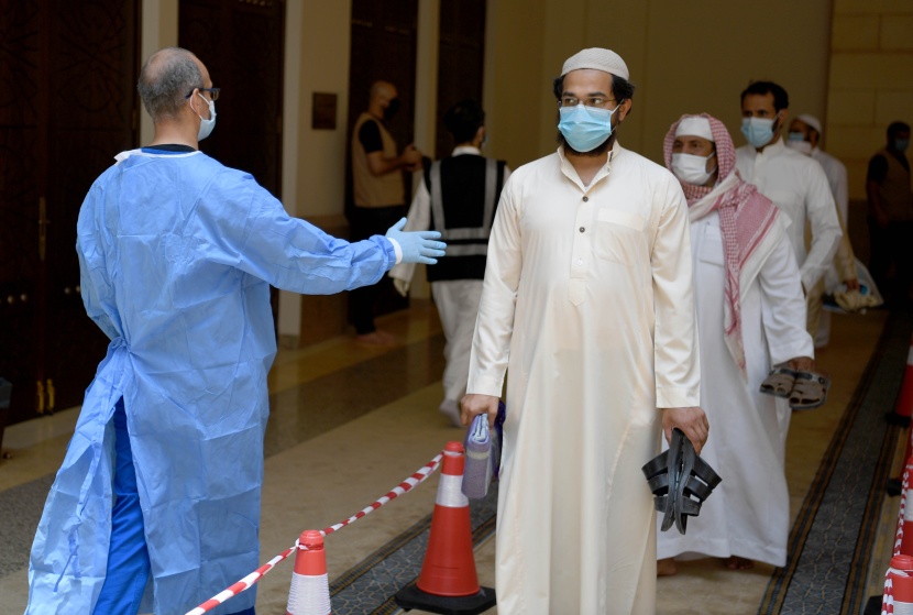 أول صلاة جمعة في الرياض بعد فتح المساجد .. عبادة والتزام بالإجراءات