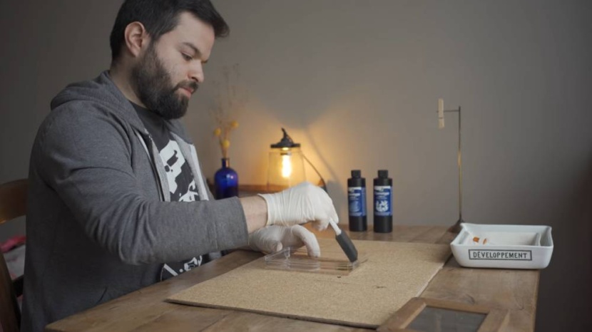 شاب يعالج صورا التقطت قبل 120 عاما