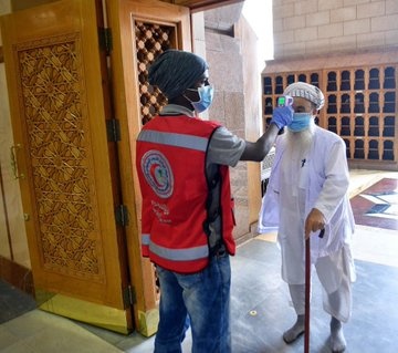  إجراءات احترازية ووقائية محكمة تسبق دخول المصلين المسجد النبوي . 