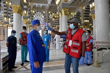  إجراءات احترازية ووقائية محكمة تسبق دخول المصلين المسجد النبوي . 