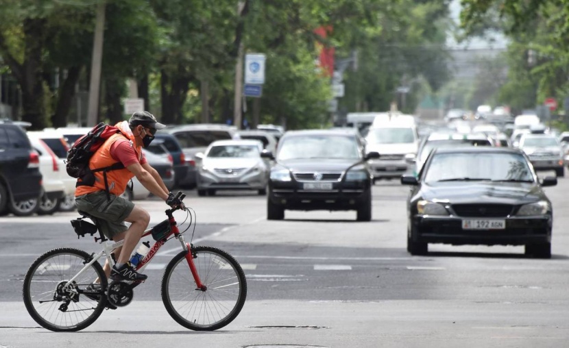 متطوعون على دراجاتهم الهوائية يسلمون مرضى السكري في قيرغيزستان أدويتهم