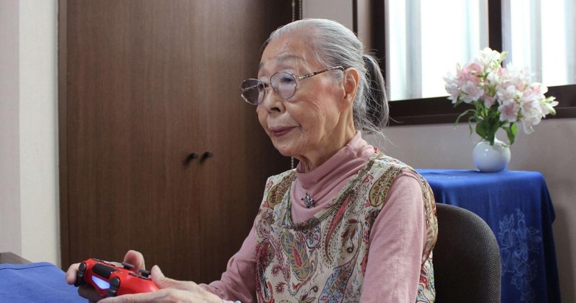 يابانية تسعينية شغوفة بالألعاب الإلكترونية